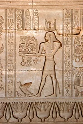 Ägyptische Antike: Darstellung eines Mannes, der der Göttin Opfergaben bringt, Hathor-Tempel, Denderah, Ägypten