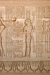 Ägyptische Antike: Darstellung einer Frau, die der Göttin Opfergaben bringt, Tempel der Hathor, Denderah, Ägypten