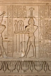 Ägyptische Antike: Darstellung des Gottes des Nils, Hapy, und Hieroglyphen, Tempel der Hathor, Denderah, Ägypten