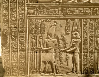 Relief mit Ptolemaios VIII. Euergetes II. (Physkon) und Kleopatra III., die den Göttern Opfergaben darbringen