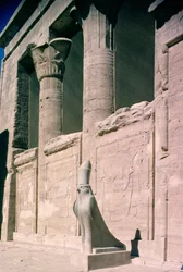 Ansicht der Sandsteinfassade des Tempels von Horus
