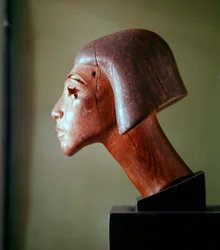 Kopf im El-Amarna-Stil (Holz)