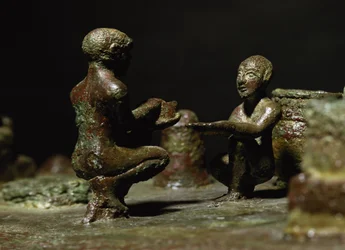 Kauernde Figuren aus einer kleinen Gruppenstatue, die Sit Shimsi darstellt, das Ritual zur aufgehenden Sonne, elamitische Periode, aus Susa, Südwestiran, ca. 1150 v. Chr.