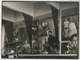 Innenraum des sowjetischen Pavillons auf der Internationalen Presseausstellung, Köln