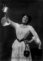Eva Moore als Kathie in „Boys, First Come, First Served“, 1903.