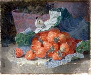 Erdbeeren in einem Kohlblatt mit einem Blumentopf dahinter
