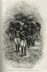 Truppe junger Mädchen, die Körbe mit Lebensmitteln für die Versorgung von S. Pinto und seinen Männern tragen. Gravur von Emile Bayard, zur Illustration der Geschichte, wie ich Afrika durchquert habe, vom Atlantischen Ozean bis zum Indischen Ozean, von Majo