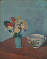 Vase mit Blumen und Tasse