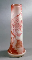 Doppelglasvase mit roter Chrysanthemen-Dekoration, ca. 1900, Frankreich