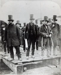 (L bis R) John Scott Russell, Henry Wakefield, Isambard Kingdom Brunel und Lord Derby beim Stapellauf der SS Great Eastern