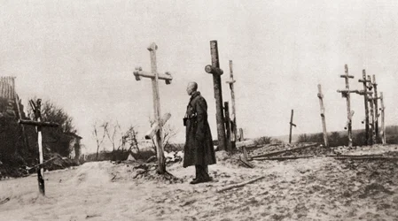 Ein russischer Soldat am Grab eines Kameraden während des Ersten Weltkriegs, aus The Illustrated War News, 1915