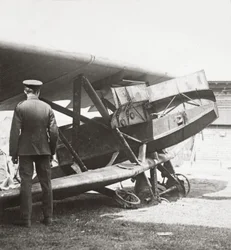 Gepanzertes deutsches Flugzeug mit sieben Maschinengewehren, das unsere Männer in den Schützengräben niedermäht