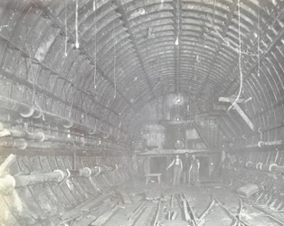 Blackwall Tunnel: Zwei Männer stehen in der Luftschleuse, 1894