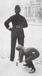 Junge spielt einem Polizisten einen Streich