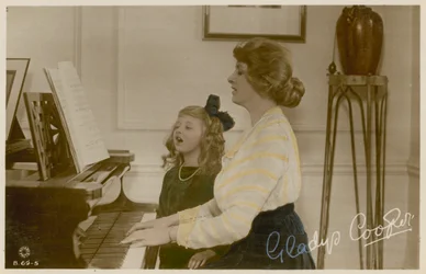 Gladys Cooper und Mädchen am Klavier