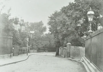 Highgate Archway: östlicher Zugang mit alter Lampe an den Geländern befestigt, 1896