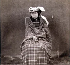 Indische Frau in westlicher Kleidung, fotografiert von den Royal Engineers am neunundvierzigsten Breitengrad