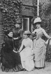 Jennie Jerome, später Lady Randolph Churchill, mit ihrer Mutter und ihren Schwestern