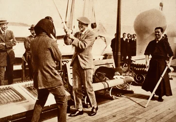 König Edward VIII. testet einen japanischen Fechthelm, 1922