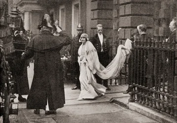 Lady Elizabeth Bowes Lyon auf dem Weg zu ihrer Hochzeit am 26. April 1923 mit H.R.H. dem Herzog von York, später König George VI, aus Die Geschichte von fünfundzwanzig Jahren, veröffentlicht 1935