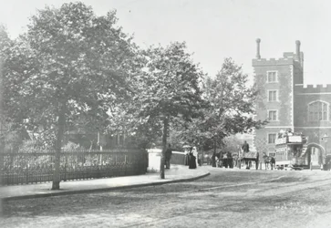 Lambeth Bridge: Zufahrtsstraße mit Lambeth Palace im Hintergrund, 1897