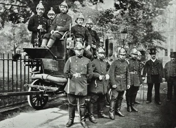 Londoner Feuerwehr: Gruppe von Feuerwehrmännern mit Löschfahrzeug und Wasserwarten, 1895
