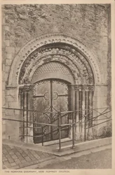 Normannisches Portal der St. Nicholas Church, New Romney, Kent