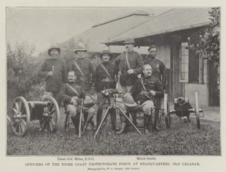 Offiziere der Niger Coast Protectorate Force am Hauptquartier, Old Calabar