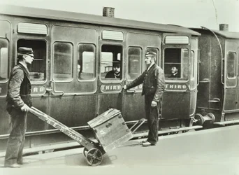 Bahnsteigträger an einem Bahnhof, 1885