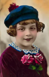 Porträt eines jungen Mädchens mit blauem Hut