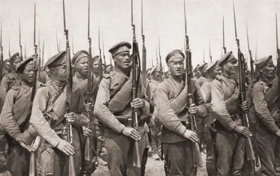 Russische Infanterie bei einer Parade und Präsentation der Waffen während des Ersten Weltkriegs, aus The Illustrated War News, 1915