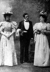 Szene aus einer Aufführung von The Importance of Being Earnest, von Oscar Wilde, im St. James