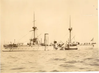 Die "Chih Yuan" vor Anker an der Südküste bei Hove, Lokaler Fischkutter daneben, ca. 1886