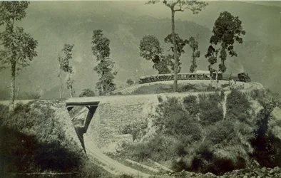 Die Schleife am Agony Point in Tindharia auf der Darjeeling Himalayan Railway, 1880er Jahre