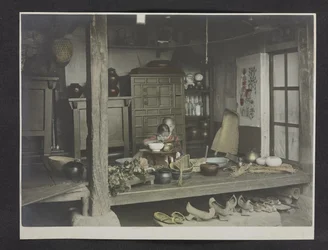 Zwei Kinder beim Essen im Haus, Fotoalbum von Korea