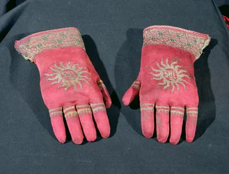 Ein Paar gestrickte Seidenhandschuhe, möglicherweise einst im Besitz von Erzbischof William Warham, spätes 15. oder frühes 16. Jahrhundert