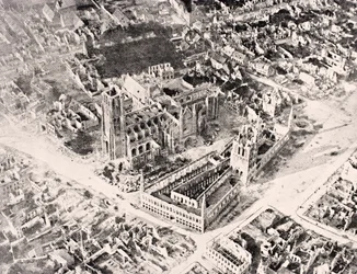Luftaufnahme von Ypern im Jahr 1915 nach den ersten und zweiten Schlachten von Ypern, aus 