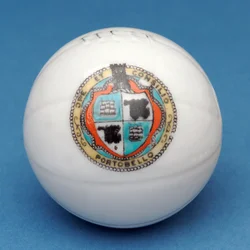 Wappen-Souvenir Miniaturfußball mit dekorativem Transfer des Portobello-Schildes (Keramik)
