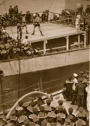 Boxwettbewerb an Bord eines Kriegsschiffs, mit der Besatzung eines zweiten Schiffs als zusätzliche Zuschauer, 1914-19