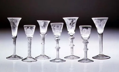 Sammlung gravierter Gläser mit opaken und Luftdrehstielen