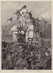 Menschenmengen reißen Trauersymbole von der Statue von Straßburg auf der Place de la Concorde, Paris
