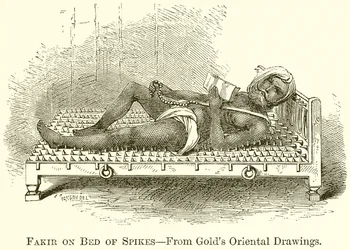 Fakir auf einem Nagelbett