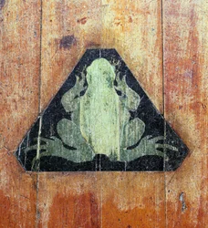 Frosch, der den Standort von Faradays Froggery markiert, Dorian Workshop, frühe 1930er Jahre (Intarsienholz)