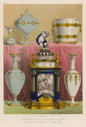 Porzellanuhr und Zierglas