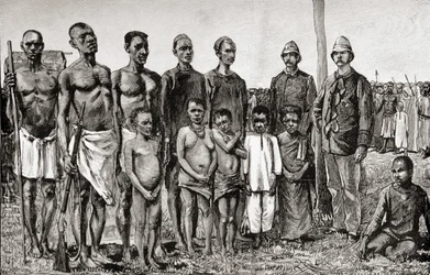 Pygmäen im Vergleich zu englischen Offizieren, Sudanesen und Sansibarern, 1890