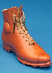 Replik eines Fußballschuhs mit Schnürsenkeln, markiert mit dem Stevens-Patent (Keramik)