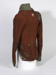 Kurzschwänziger Rock, Leichtkompanieoffiziere, 2. Bn 69. (South Lincolnshire) Regiment, getragen während der Waterloo-Kampagne von Lt. Henry Anderson, ca. 1815 (scharlachroter & grüner Stoff mit vergoldeten Knöpfen)