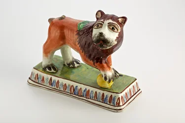 Staffordshire Löwenfigur auf rechteckigem Sockel, ca. 1800-50