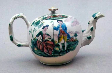 Staffordshire salzglasierte Teekanne dekoriert en famille rose, ca. 1770