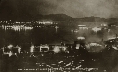 Der Hafen bei Nacht mit Blick auf Kowloon, Hongkong, aus einem Fotoalbum zum Dienst von Pte H. Chick, 1940